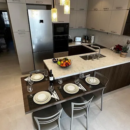 Samanthas Luxury Apartment
