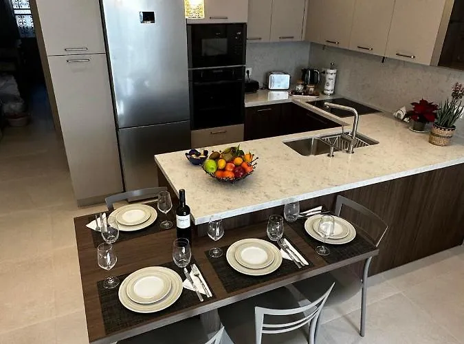 Samanthas Luxury Apartment